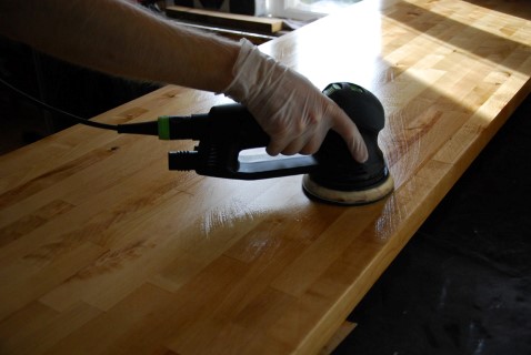 Arbeta in hårdvaxolja i bänkskiva